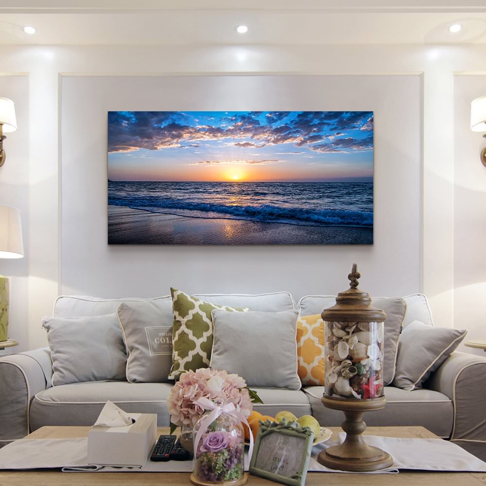 اتاق نشیمنی که تابلو منظره ساحل و دریای زیبای آن در آن انرژی مثبت ایجاد کرده است
